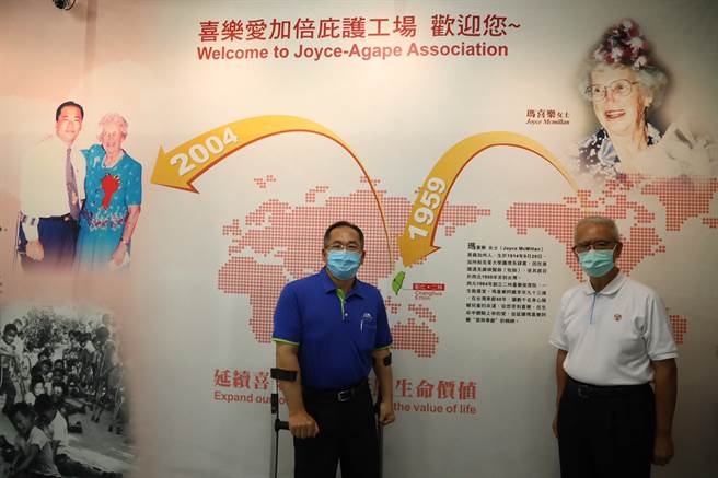 顶新和德文教基金会创办人魏应充(右)获悉陈忠盛(左)与玛喜乐阿嬷的故事后相当感动，已请基金会持续关切协助。(戴志扬翻摄)