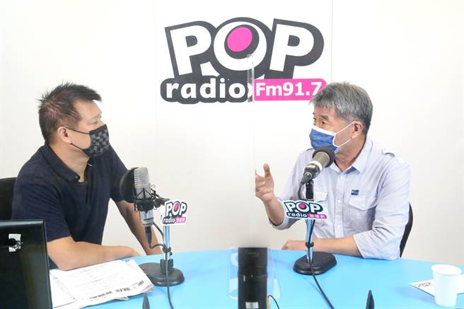 张亚中傍晚接受《POP大国民》广播专访。（POP大国民提供）