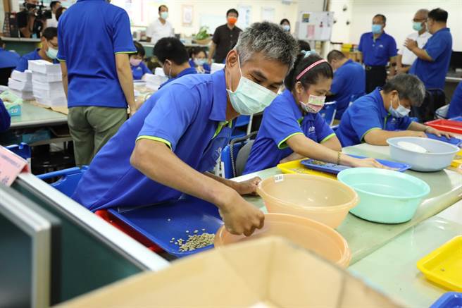 陈忠盛为了加倍回馈玛喜乐阿嬷的爱，将协助身障者就业的庇护工场取名为「爱加倍」。(戴志扬提供)