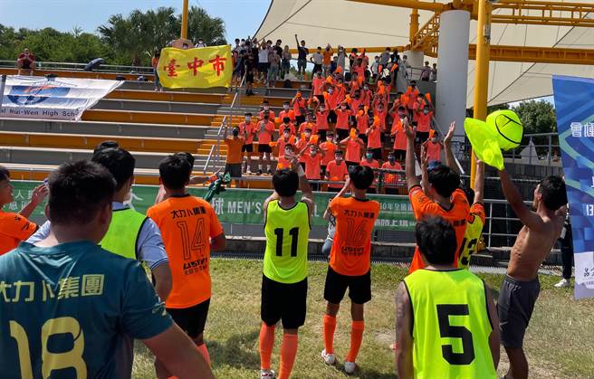 台中市队夺金后，球员在新庄体育场与看台上的惠文啦啦队隔着管制线，齐唱校歌的庆祝连霸。（李弘斌摄）