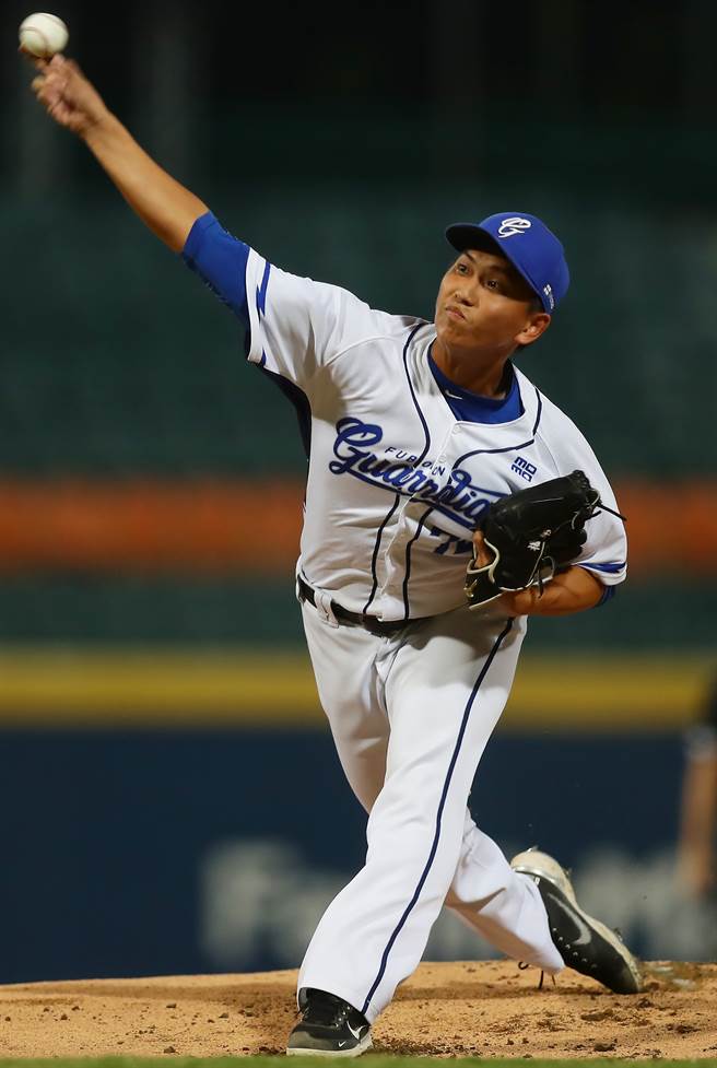 富邦悍將楊彬一軍初先發表現不俗，5.2局失2分非自責分。（季志翔攝）