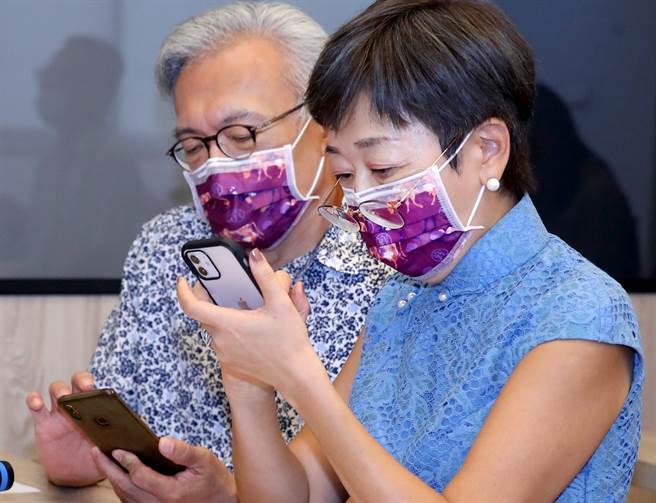 世代教科文协会30日公布针对疫情期间壮世代数位应用进行市调研究结果，邀请到两位壮世代代表薇姊（右）与张郎（左），分享在各项数位功能平台学习与使用的经验，同时也在现场扫描登记绑定数位5倍券，结果顺利绑定成功。（郑任南摄）