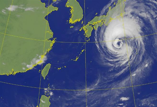 氣象局表示，今晚到明（10月1日）將有鋒面漸漸掠過台灣上空，北部、東半部雲量變多、有局部陣雨出現。(氣象局提供)