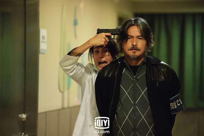 曾佩瑜（左）剧中拿枪顶着李铭顺，把他当人质。（爱奇艺国际站提供） 