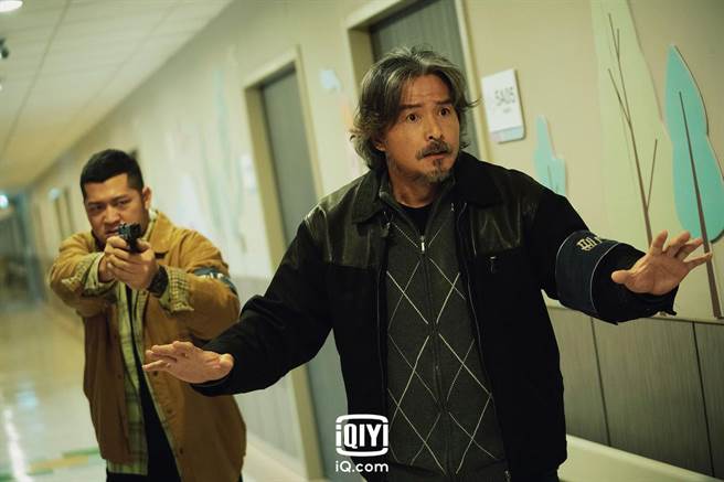 李铭顺与曾佩瑜对峙。（爱奇艺国际站提供）