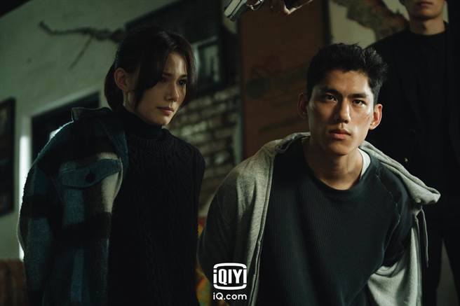 纪培慧（左）与朱轩洋互看不顺眼。（爱奇艺国际站提供）