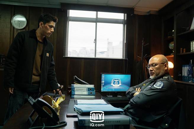 朱轩洋剧中遭停职，右为刘亮佐。（爱奇艺国际站提供）