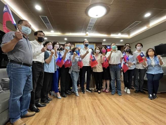 国民党新科主席朱立伦30日南下高雄市议会进行谢票之旅，朱立伦也承诺，除了会以最快的时间决定高雄市党部主委人选，明年选举国民党内的提名方式及办法也会尽快出炉。（洪浩轩摄）
