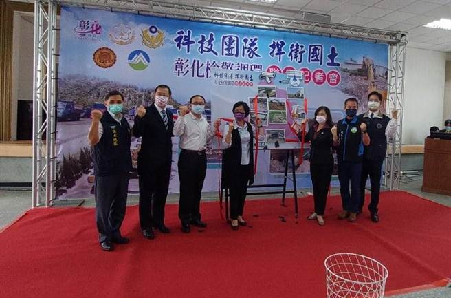 彰化县长王惠美（左四）、彰化地检署检察长俞秀端（右三）与检警调环代表共同宣誓将透过科技执法团队将环保犯罪集团绳之以法、还给彰化县清净土地，杜绝弃置滥倒歪风。（谢琼云摄）