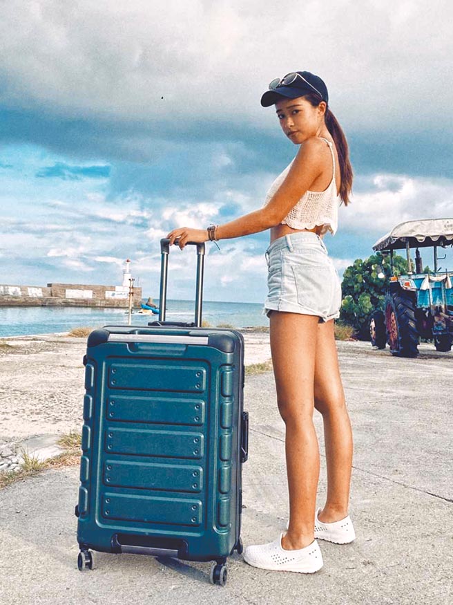 CROWN推出前所未有的百貨周年慶特惠，出遊時尚穿搭輕鬆搞定，兼具品味又省荷包。圖／業者提供