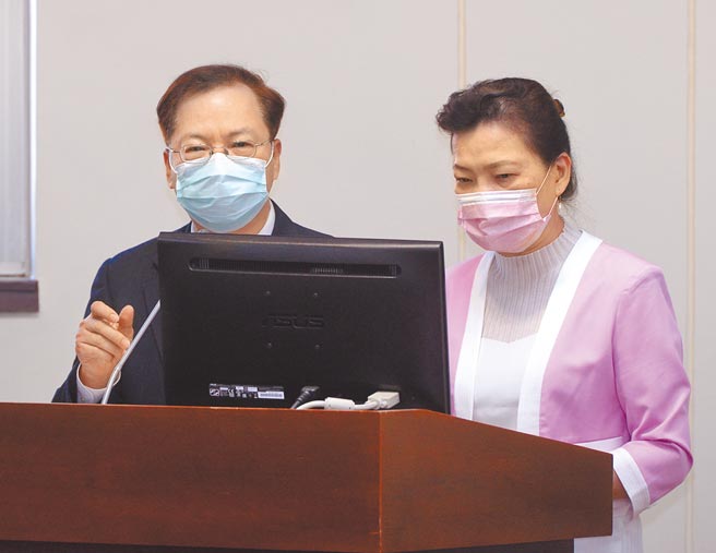 国发会主委龚明鑫（左）罕见表态，表示今年全年经济成长率可望突破6％，基本工资的调幅可以「高一点」。经济部长王美花（右）昨天也证实，经济部已提相关配套措施给劳动部。（王德为摄）