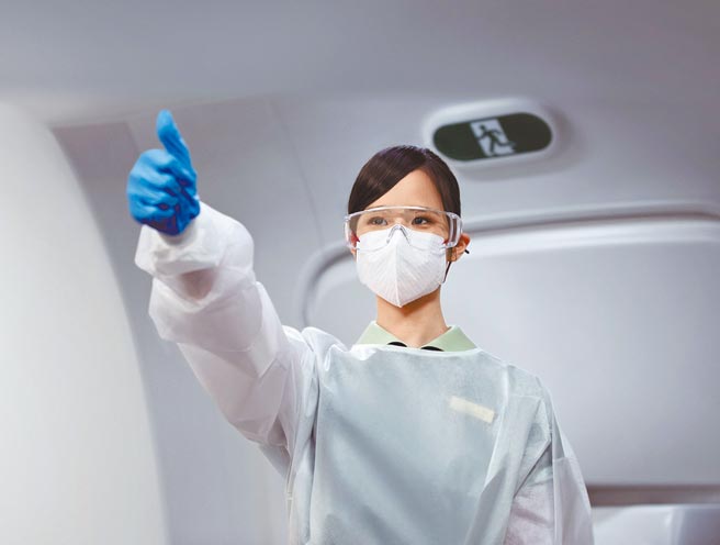 长荣航空蝉联SKYTRAX「全球十大最佳航空公司」殊荣，致力在防疫措施与优质服务之间取得最好的平衡点。（长荣提供）