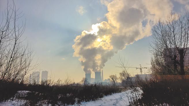 厦门台商协会会长吴家莹受访表示，大陆多地严格执行能耗双控举动，背后不无国际之间资源的争夺用意。图为哈尔滨热电厂排放废气。（中新社）