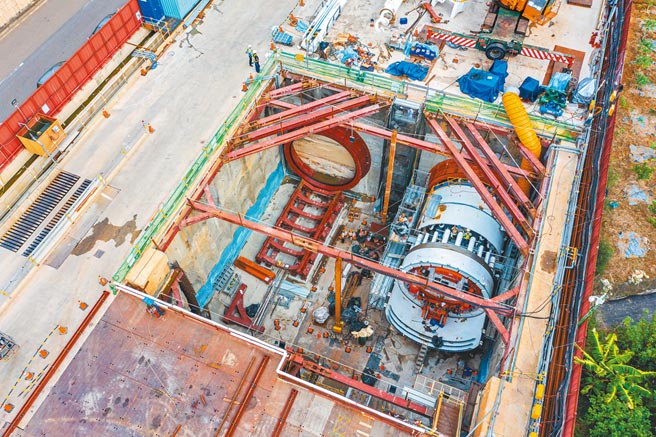 捷運綠線是桃園首座自主興建的捷運，首台潛盾機已透過視訊日本製造商方式，順利完成組裝。（捷運局提供／蔡依珍桃園傳真）