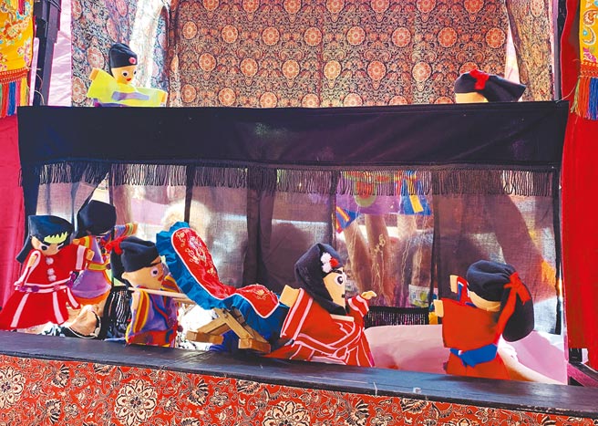 嘉義縣水上鄉龍德社區、柳仔林社區60位長輩，在集藝戲坊團長黃僑偉與雲林黃俊雄弟子廖鴻文帶領下，29日以自製戲偶演繹在地傳奇故事，長輩們聚集在戲棚後台合力演出。（呂妍庭攝）