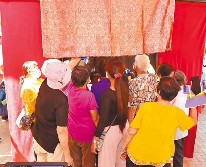 嘉義縣水上鄉龍德社區、柳仔林社區60位長輩，在集藝戲坊團長黃僑偉與雲林黃俊雄弟子廖鴻文帶領下，29日以自製戲偶演繹在地傳奇故事，長輩們聚集在戲棚後台合力演出。（呂妍庭攝）