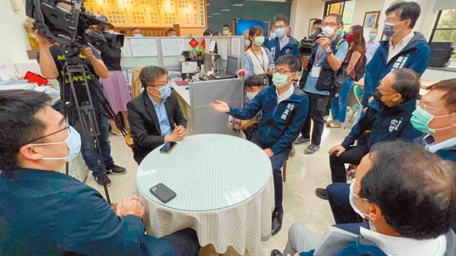 高雄市长陈其迈（中）29日趁开议前，拜会民进党党团。（柯宗纬摄）