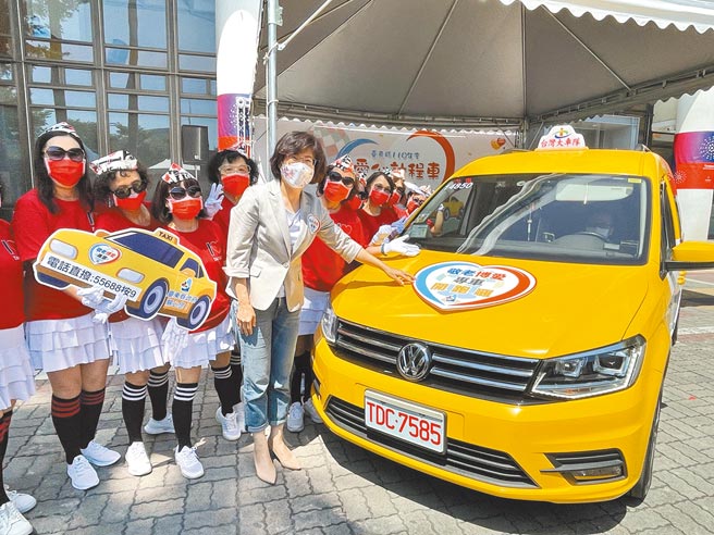 台东爱心计程车队29日成军，自10月1日起提供长者和身障朋友搭车优惠。（蔡旻妤摄）
