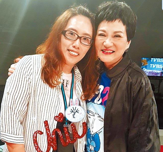 陳美而（左）曾擔任張小燕的節目導播。（陳美而提供）