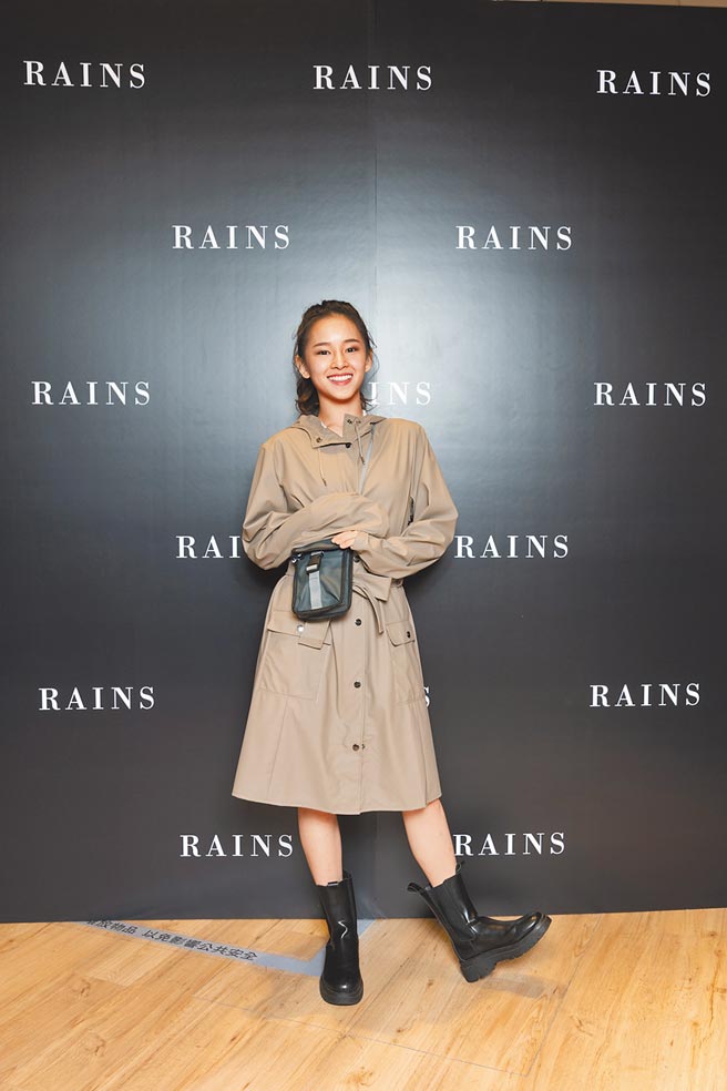 《天橋上的魔術師》入圍金鐘女配角的盧以恩，穿上Rains科技風衣展現個人魅力。（Rains提供）