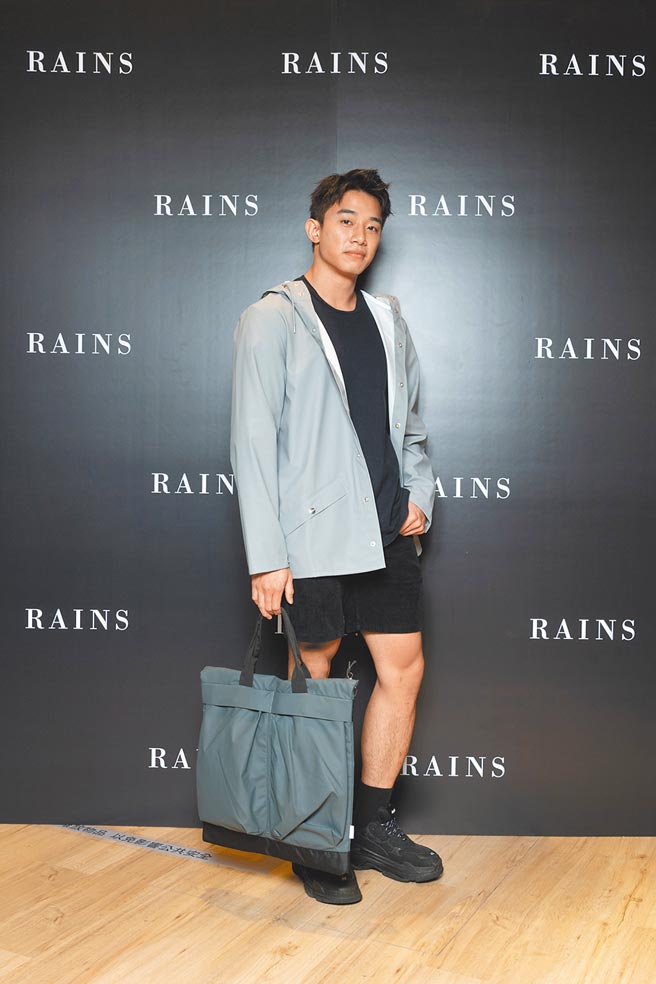 《天橋上的魔術師》男星初孟軒，展演Rains秋冬服飾有模有樣。（Rains提供）