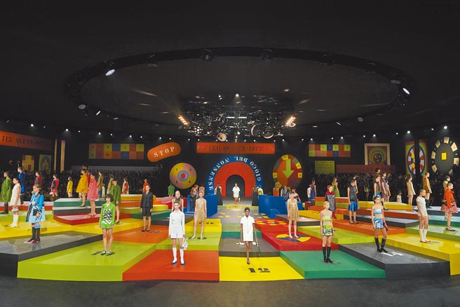 Dior 2022春夏秀場，充滿強烈的色塊美學與60年代風格。（Dior提供）