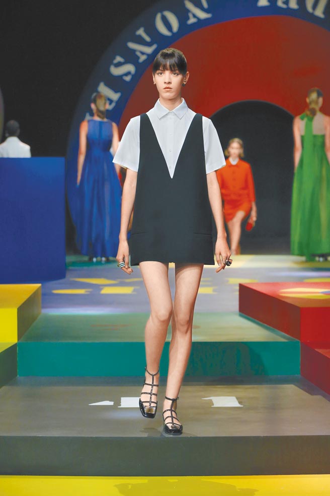 以白黑兩種色調與幾何形狀打造復古姿態。（Dior提供）