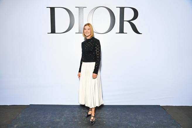 英國女演員羅莎蒙派克。（Dior提供）