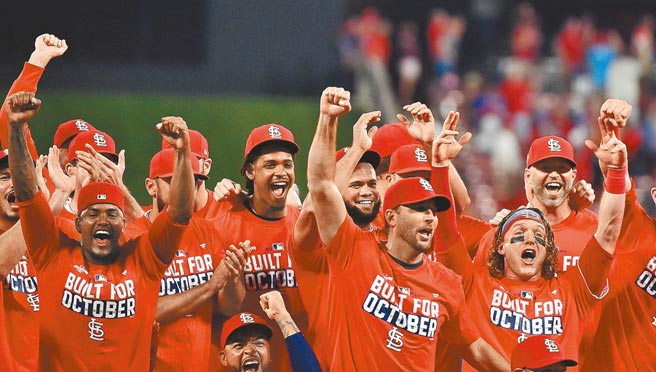 红雀击退酿酒人，拿下17连胜与国联外卡，连3年杀入季后赛。（路透）