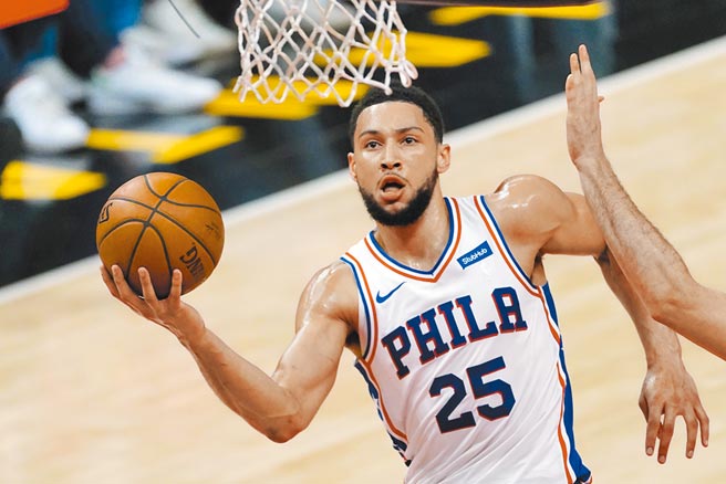 班西蒙斯吃了秤砣鐵了心，指責恩比德是妨礙他進步的最大禍首。（美聯社）