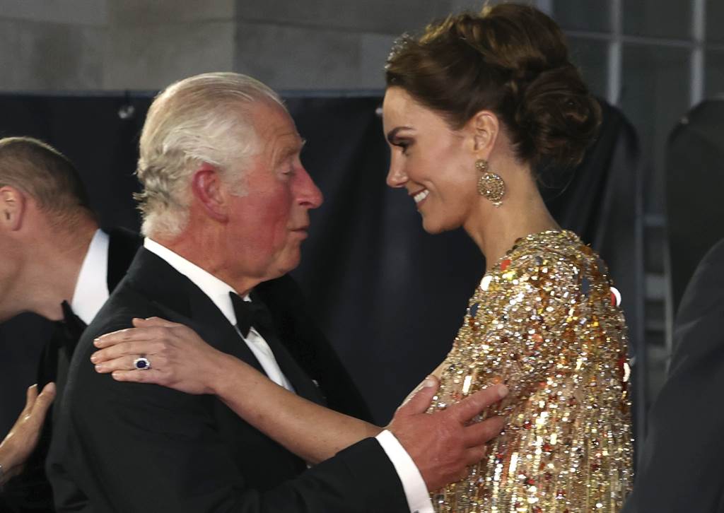 剑桥公爵夫人凯特9月28日在伦敦出席《007：生死交战》（No Time to Die）的全球首映会时，和公公查尔斯王储在红毯上真情拥抱。（美联社）(photo:ChinaTimes)