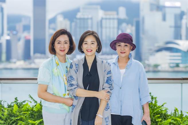 林青霞（中）在香港与甄珍（右）、汪玲开心聚会。 （SWKIT邓永杰摄）