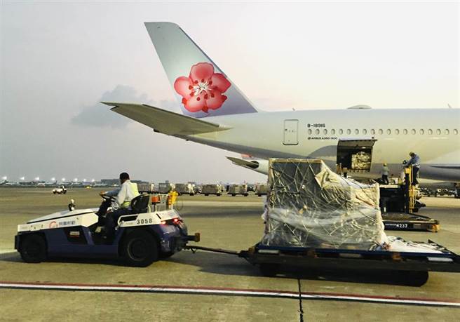 地勤人员将装载疫苗的货柜卸下。（范扬光摄）