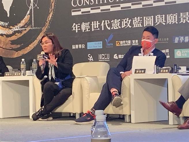 国民党立委陈玉珍（左）、基进党立委陈柏惟（右）去年12月10日受邀出席修宪论坛。（图／本报系资料照）