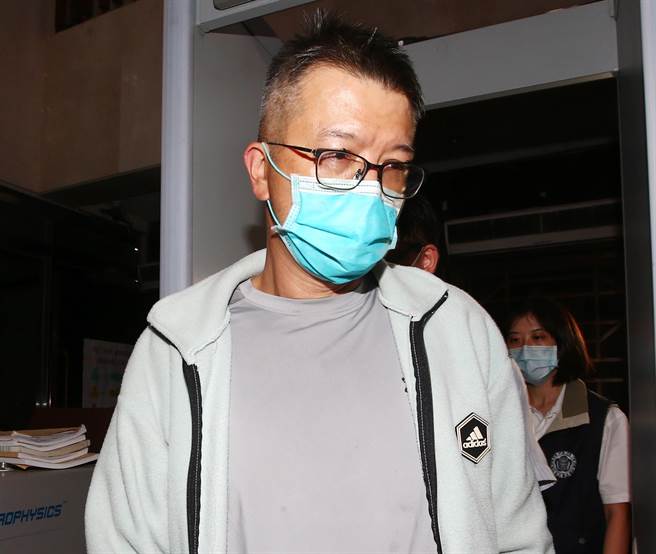 统一投信前经理人张继圣，任职期间负责操盘「统一大满贯」等基金项目，却涉嫌以私人资金提前进场，2年多时间获利至少3000万元，另名前经理人孙民承曾负责代操劳动基金，也以相同手法获利逾5000万元。台北地检署30日指挥台北市调查处兵分15路搜索，约谈张、孙等11人到案，全案将朝违反《证券投资信托及顾问法》方向侦办。晚间张继圣（图）移送地检署复讯。（邓博仁摄）