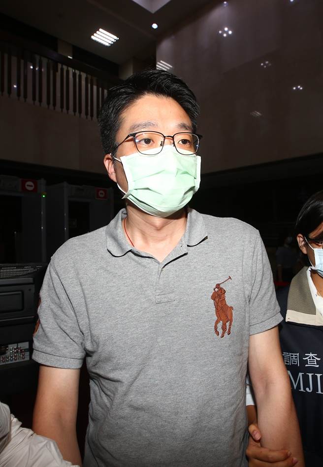 统一投信前经理人张继圣，任职期间负责操盘「统一大满贯」等基金项目，却涉嫌以私人资金提前进场，2年多时间获利至少3000万元，另名前经理人孙民承曾负责代操劳动基金，也以相同手法获利逾5000万元。台北地检署30日指挥台北市调查处兵分15路搜索，约谈张、孙等11人到案，全案将朝违反《证券投资信托及顾问法》方向侦办。晚间孙民承（图）移送地检署复讯。（邓博仁摄）