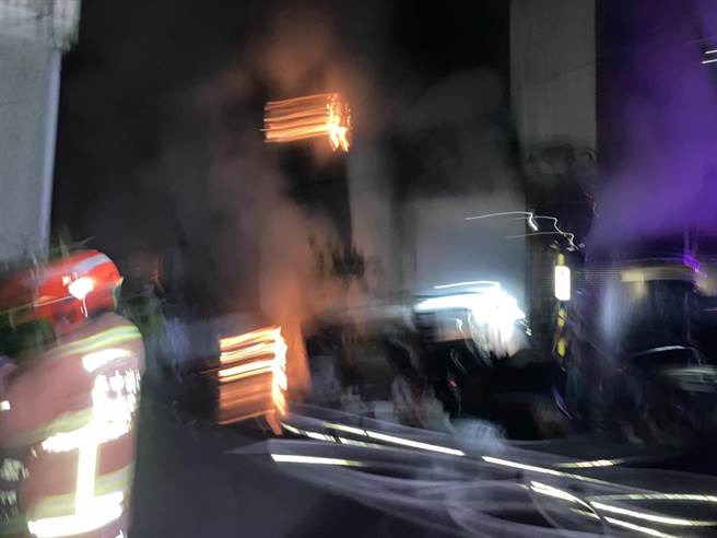 台中市南区美村南路二段一透天民宅1日凌晨三点多发生火警，警消获报立即到场灭火救人，而除起火民宅邻宅民眾也遭到呛伤送医。（台中市消防局提供／冯惠宜台中传真）