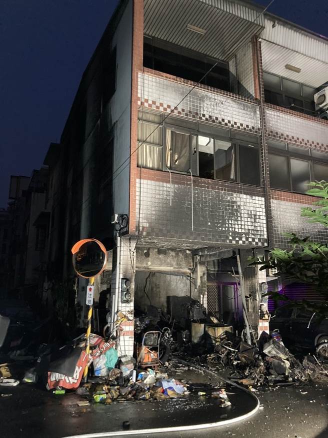 台中市南区美村南路二段一透天民宅1日凌晨三点多发生火警，警消获报立即到场灭火救人，而除起火民宅邻宅民眾也遭到呛伤送医。（台中市消防局提供／冯惠宜台中传真）