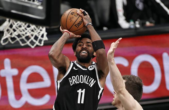 厄文不打疫苗连成人网站都知道了(美联社资料照)