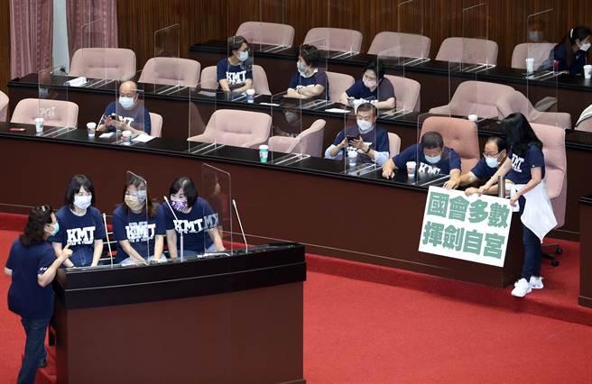 立法院1日院會排定施政總質詢，國民黨立委在早上7點議場開門後進入場內占領官員席與備詢台。（姚志平攝）
