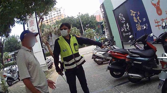 經員警陪著阿公擴大搜尋範圍，前往賣場周邊的其他停車處再找一遍，就在賣場側門發現阿公的機車，也讓阿公相當感謝。（台中市第三分局提供／馮惠宜台中傳真）