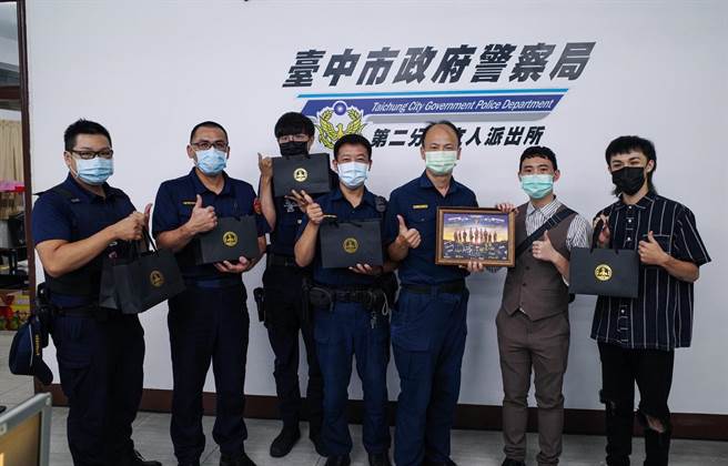 知名连锁理髮店感谢警察无私扛起防疫重责特别致赠客制化香皂给台中市警二分局立人派出所。（台中市第二分局提供／冯惠宜台中传真）