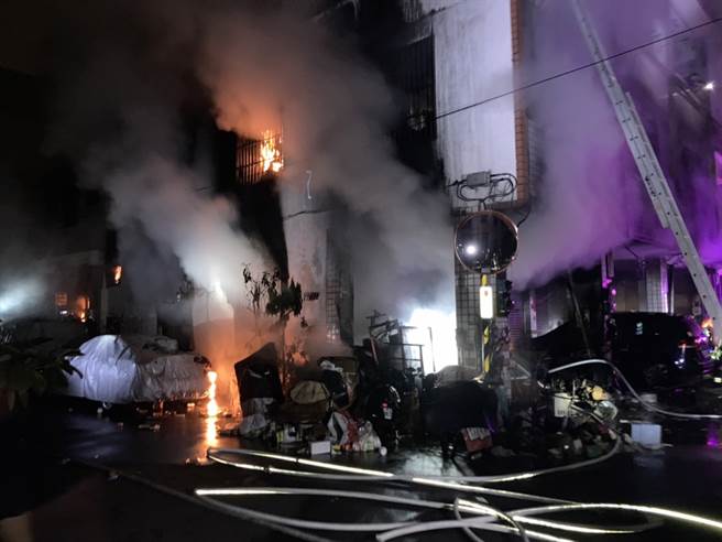 台中公寓恶火1死8伤惨剧，疑插座电线走火酿祸。(台中市消防局提供/冯惠宜传真)