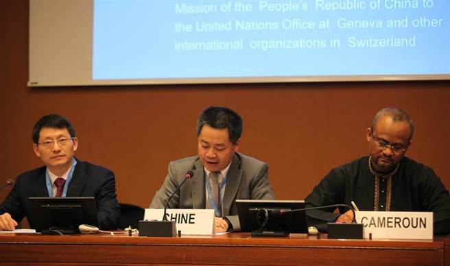 大陆央视新闻用户端1日报导，中国常驻联合国日内瓦代表团公使蒋端（中）9月30日在联合国人权理事会第48届会议上代表叙利亚、白俄罗斯、玻利维亚、蒲隆地、北韩、委内瑞拉等观点相近国家做共同发言。（中新社资料照）