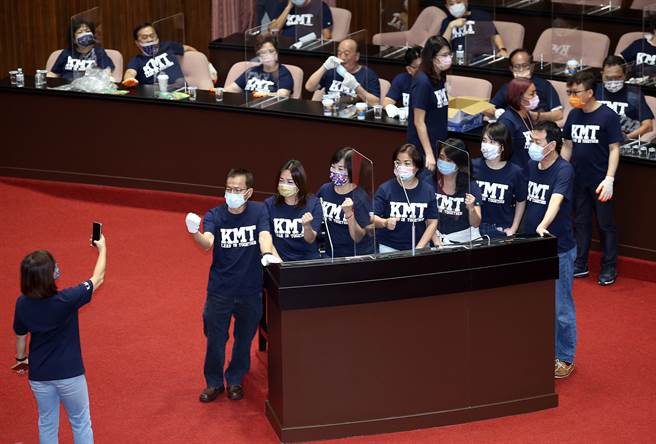 立法院1日施政總質詢，國民黨立委占領官員席，並在備詢台上合影留念。（姚志平攝）