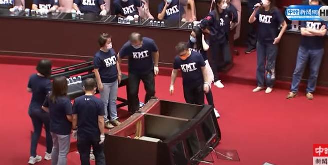 蓝委翻倒发言台。