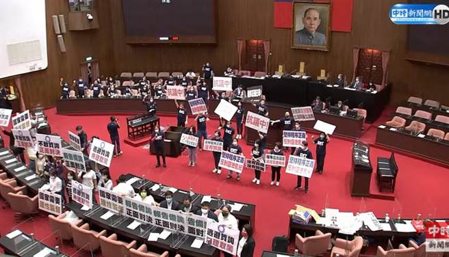 蓝委在场抗议。