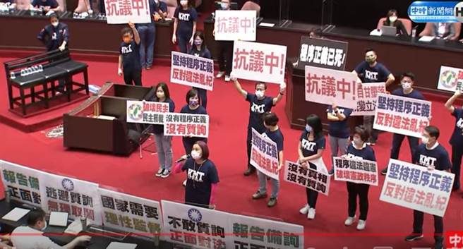 国民党抗议画面。