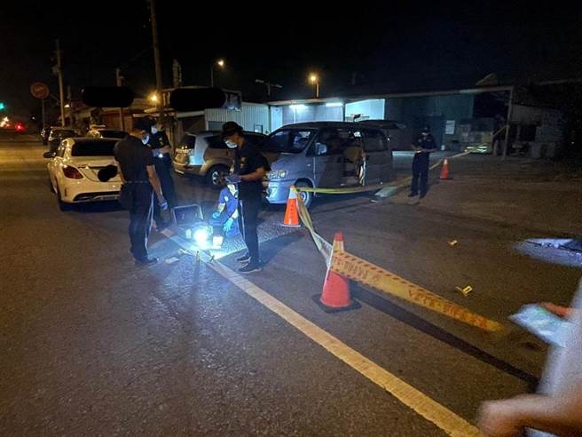 台南七股区永吉国圣桥下的173线马路旁空地29日晚间发生枪击案，警方封锁现场採证。（读者提供／刘秀芬台南传真）