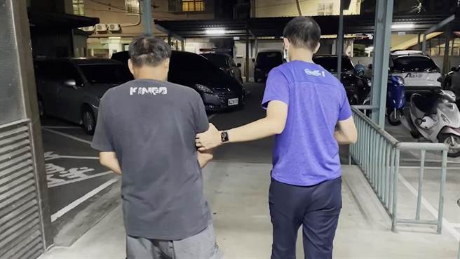 警方经连日侦办调查，30日深夜前往埋伏后当场人赃俱获，逮回偷菜的吴男和施女。（警方提供／谢琼云彰化传真）